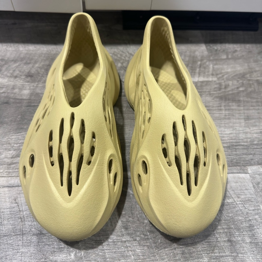 adidas Yeezy Foam RNNR
Sulfur